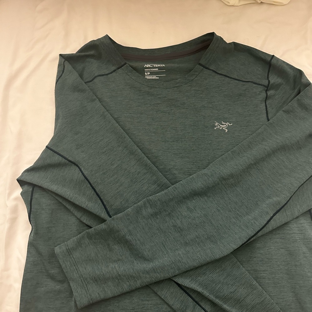 Arcteryx men’s small light green long sleeve tee